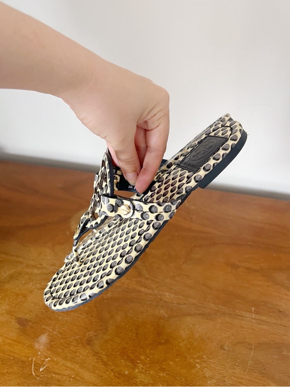 Tory Burch • Miller Sandal patent leather Dot Shadow slide thong logo flip flop - Picture 6 of 9
